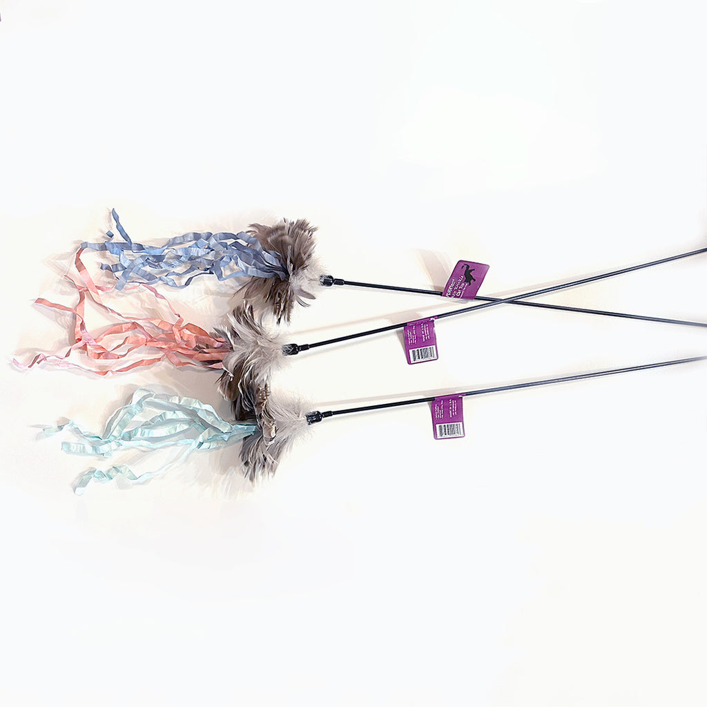 Cat Wand with Natural feathers and colorful plastic strips that are crunchy and tear-resistant.