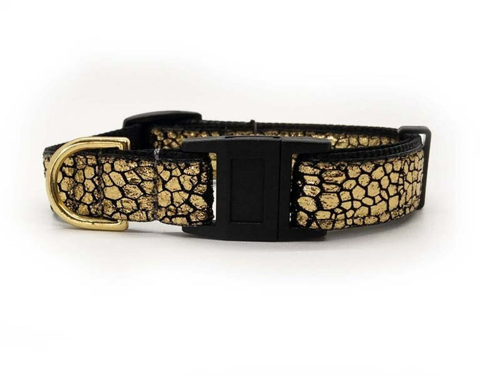 Diamonds may be a girls best friend but GOLD is the cats' meow!  Monty Metallic cat collars have a subtle sparkle combined with a sleek python print. This design has the heart of rock and roll and the soul of fashion.